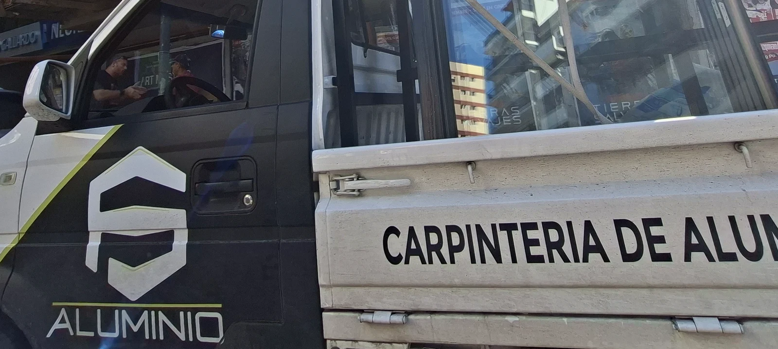 Vehículo de FS ALUMINIO en obra